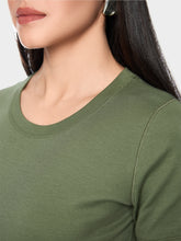 Lade das Bild in den Galerie-Viewer, Geripptes T-Shirt in 3 Farben