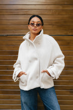 Lade das Bild in den Galerie-Viewer, Kurze Wolljacke mit Stehkragen – Beige