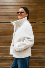 Lade das Bild in den Galerie-Viewer, Kurze Wolljacke mit Stehkragen – Beige
