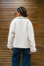 Lade das Bild in den Galerie-Viewer, Kurze Wolljacke mit Stehkragen – Beige