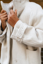 Lade das Bild in den Galerie-Viewer, Kurze Wolljacke mit Stehkragen – Beige