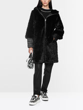 Lade das Bild in den Galerie-Viewer, Kapuzenmantel aus Fake Fur