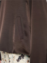Lade das Bild in den Galerie-Viewer, Schwingende Jacke aus Glanzmaterial