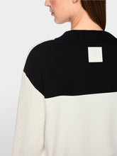 Lade das Bild in den Galerie-Viewer, Sportiver Pullover Knitted in Germany