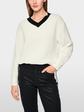Lade das Bild in den Galerie-Viewer, Sportiver Pullover Knitted in Germany