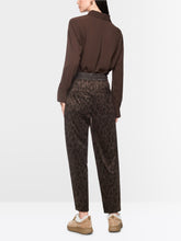 Lade das Bild in den Galerie-Viewer, Hose RANCHI im Relaxed Fit mit Leo-Print