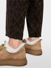 Lade das Bild in den Galerie-Viewer, Hose RANCHI im Relaxed Fit mit Leo-Print
