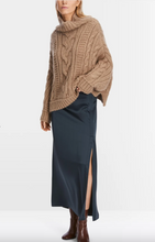 Lade das Bild in den Galerie-Viewer, In Deutschland gestrickter Pullover mit Rollkragen
