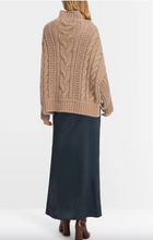 Lade das Bild in den Galerie-Viewer, In Deutschland gestrickter Pullover mit Rollkragen
