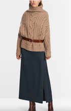 Lade das Bild in den Galerie-Viewer, In Deutschland gestrickter Pullover mit Rollkragen
