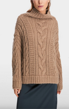 Lade das Bild in den Galerie-Viewer, In Deutschland gestrickter Pullover mit Rollkragen
