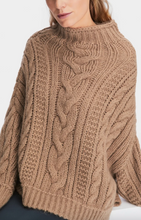 Lade das Bild in den Galerie-Viewer, In Deutschland gestrickter Pullover mit Rollkragen
