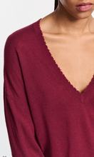 Lade das Bild in den Galerie-Viewer, DELICATE STATEMENTS pullover
