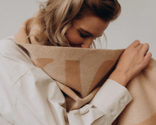 Lade das Bild in den Galerie-Viewer, Signature Scarf
