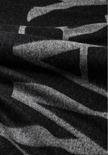 Lade das Bild in den Galerie-Viewer, Signature Scarf
