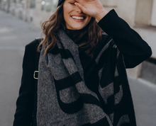 Lade das Bild in den Galerie-Viewer, Signature Scarf
