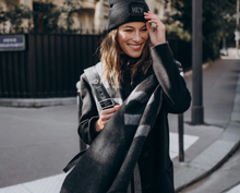 Lade das Bild in den Galerie-Viewer, Signature Scarf

