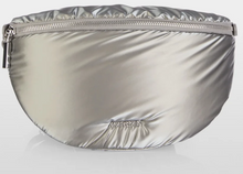Lade das Bild in den Galerie-Viewer, Schultertasche aus shiny Nylon
