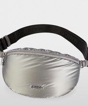 Lade das Bild in den Galerie-Viewer, Schultertasche aus shiny Nylon

