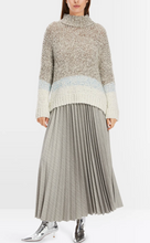 Lade das Bild in den Galerie-Viewer, Oversized Sweater Knitted in Germany
