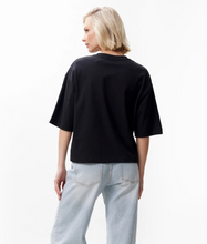 Lade das Bild in den Galerie-Viewer, Locker geschnittenes T-Shirt mit Strasssteinen
