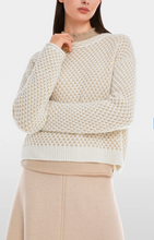 Lade das Bild in den Galerie-Viewer, Edler Sweater Knitted in Germany
