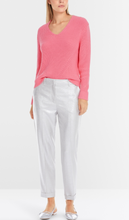 Lade das Bild in den Galerie-Viewer, Sweater mit V-Neck Knitted in Germany
