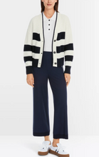 Lade das Bild in den Galerie-Viewer, Gestreifter Cardigan Knitted in Germany
