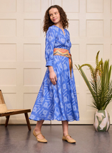 Lade das Bild in den Galerie-Viewer, Azurit Kleid Ikat Blau
