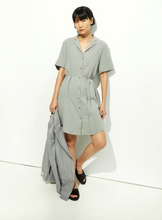 Lade das Bild in den Galerie-Viewer, MABELAA MUSSELIN KLEID
