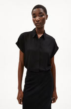 Lade das Bild in den Galerie-Viewer, LARISAANA BLACK BLOUSE

