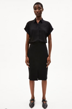 Lade das Bild in den Galerie-Viewer, LARISAANA BLACK BLOUSE
