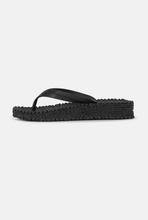 Lade das Bild in den Galerie-Viewer, Plateau Flip-Flops in vielen Farben
