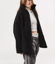 Lade das Bild in den Galerie-Viewer, KARO KAUER Teddy Jacket Black