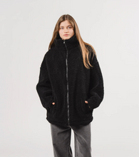 Lade das Bild in den Galerie-Viewer, KARO KAUER Teddy Jacket Black