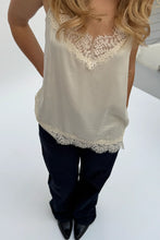 Lade das Bild in den Galerie-Viewer, Tami Satin Top in verschiedenen Farben