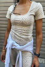 Lade das Bild in den Galerie-Viewer, Kalina Slim Fit T-Shirt Micro Leo Beige