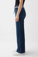 Lade das Bild in den Galerie-Viewer, DAWN Dew Jeans Flared Soft Denim