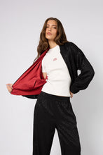 Lade das Bild in den Galerie-Viewer, Elin Reversable Bomber Jacket Leo Black/Maroon
