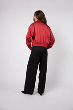 Lade das Bild in den Galerie-Viewer, Elin Reversable Bomber Jacket Leo Black/Maroon

