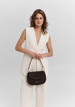 Lade das Bild in den Galerie-Viewer, Big Sister Suede Coffee
