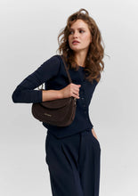 Lade das Bild in den Galerie-Viewer, Big Sister Suede Coffee
