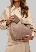 Lade das Bild in den Galerie-Viewer, Sleek Petite Suede in 2 Farben
