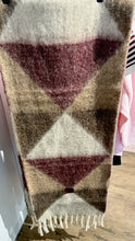 Lade das Bild in den Galerie-Viewer, Angle Scarf Berry
