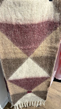 Lade das Bild in den Galerie-Viewer, Angle Scarf Berry
