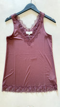 Lade das Bild in den Galerie-Viewer, V-Neck Top mit Spitze in vielen Farben