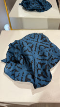 Lade das Bild in den Galerie-Viewer, Cashmere Midi Cube in mehreren Farben und Mustern
