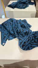 Lade das Bild in den Galerie-Viewer, Cashmere Midi Cube in mehreren Farben und Mustern
