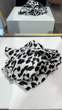 Lade das Bild in den Galerie-Viewer, Silk Scarf Square Cheetah in 2 Farben
