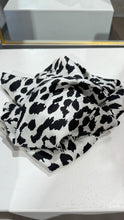Lade das Bild in den Galerie-Viewer, Silk Scarf Square Cheetah in 2 Farben
